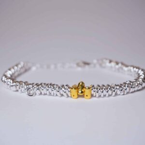 Pulsera fina plata y cuentas doradas